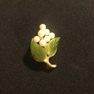 Jade leaves pin & 7 Fresh Water Pearls